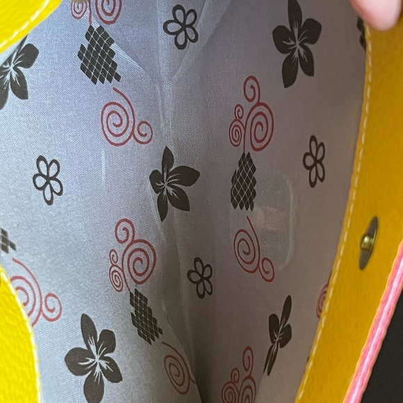 New Yellow pebbled faux leather envelope clutch crossbody gold tone whole chain - Picture 3 of 5